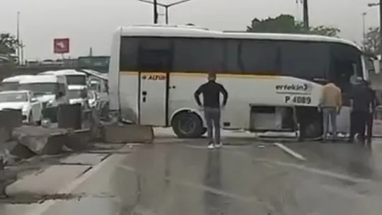 6 işçi yaralanmıştı, midibüsün kaza anı kamerada