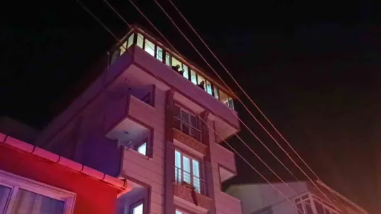 6 katlı binanın çatısında yangın çıktı