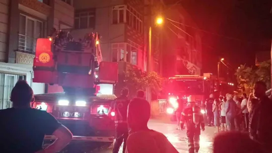 6 katlı binanın çatısında yangın çıktı