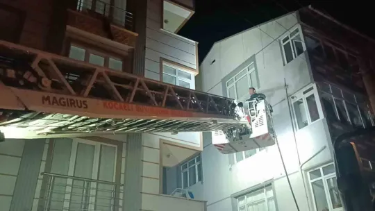 6 katlı binanın çatısında yangın çıktı