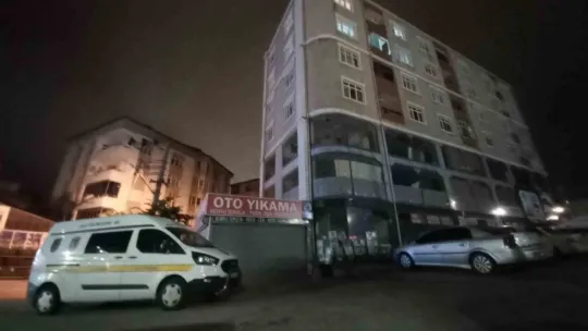 Kocaeli'de 6. kattan düşen genç hayatını kaybetti