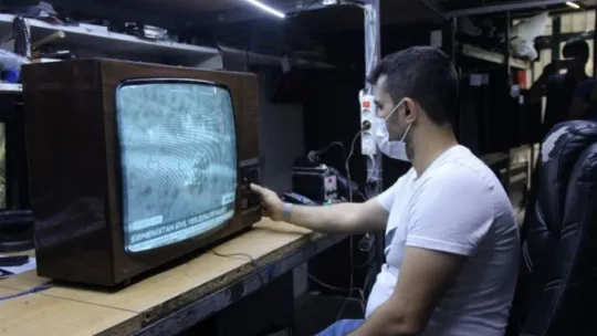 60 yıllık televizyonu satılığa çıkardı!