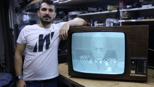 60 yıllık televizyonu satılığa çıkardı!