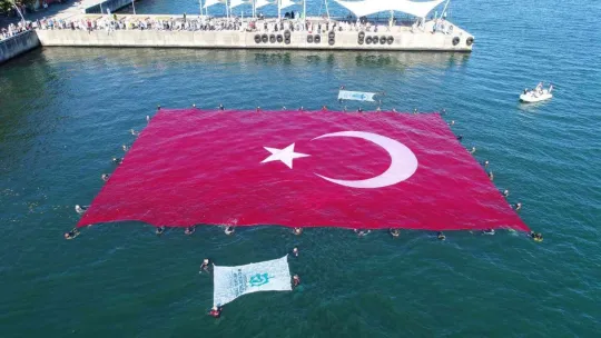 Kocaeli'de açılan Türk bayrağı rekor kırdı