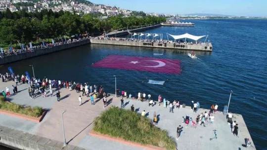 Kocaeli'de açılan Türk bayrağı rekor kırdı