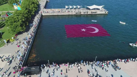 Kocaeli'de açılan Türk bayrağı rekor kırdı