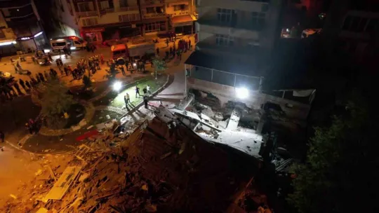6,1'lik depremde enkaz havadan görüntülendi