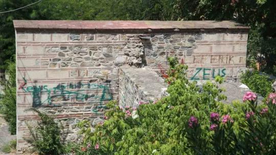 630 yıllık külliyeyi resim defterine çevirdiler
