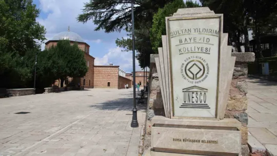 630 yıllık külliyeyi resim defterine çevirdiler