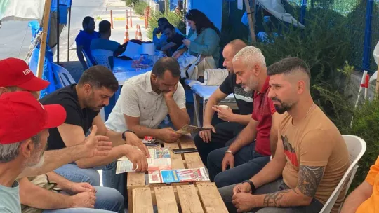 65 gündür fabrika önünde grev yapıyorlar