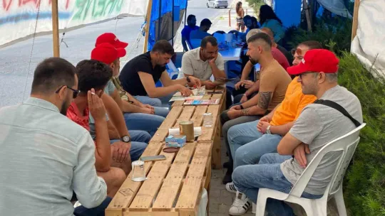 65 gündür fabrika önünde grev yapıyorlar
