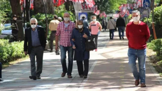 65 yaş üstü günler sonra sokakta!
