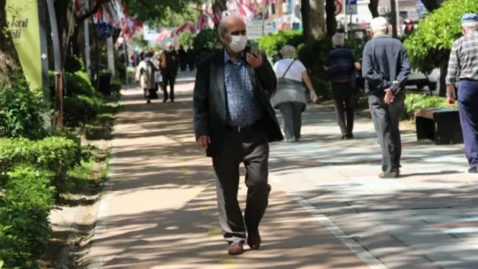 65 yaş üstü günler sonra sokakta!