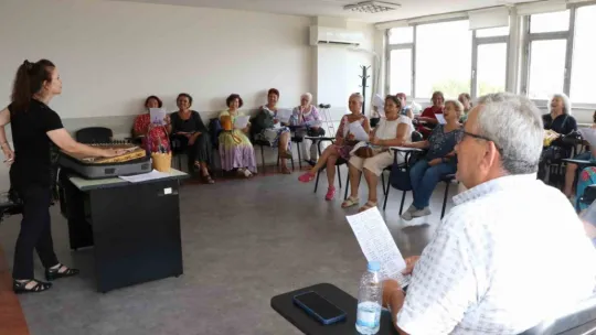 65 yaş üstü vatandaşlar müziğin gücüyle sosyalleşiyor