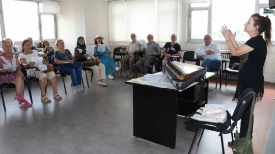 65 yaş üstü vatandaşlar müziğin gücüyle sosyalleşiyor