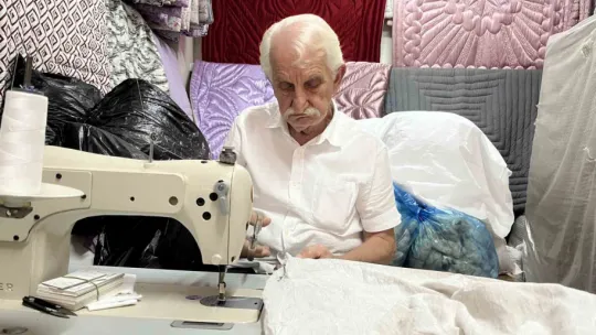 67 yıldır yorgan dikiyor