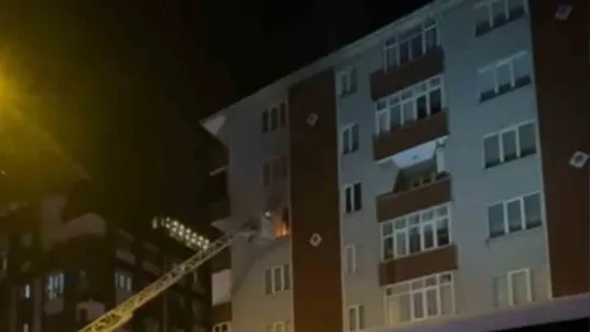 7 katlı apartmanda yangın: Daire alevlere teslim oldu