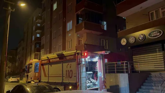 7 katlı apartmanda yangın: Daire alevlere teslim oldu