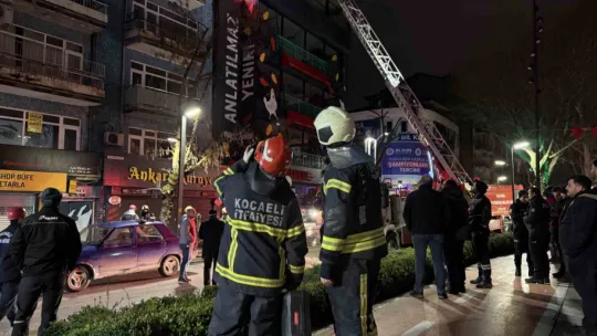 7 katlı binanın çatısında korkutan yangın