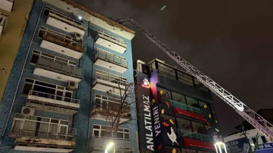 7 katlı binanın çatısında korkutan yangın