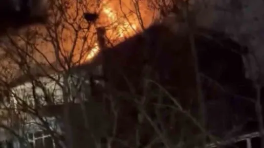 7 katlı binanın çatısında korkutan yangın