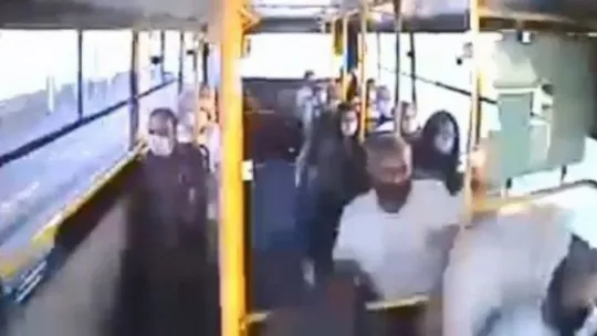 7 kişinin yaralandığı kazada otobüs içindekiler böyle savruldu