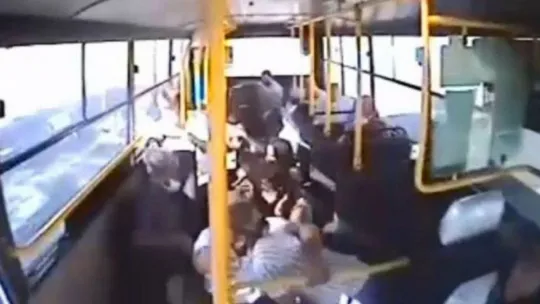 7 kişinin yaralandığı kazada otobüs içindekiler böyle savruldu