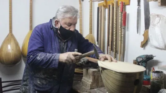 7 metrekare dükkanda 40 yıldır bağlama yapıyor