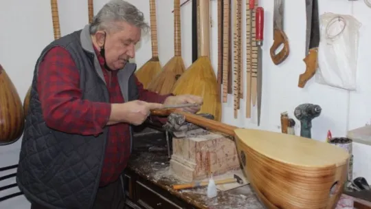 7 metrekare dükkanda 40 yıldır bağlama yapıyor