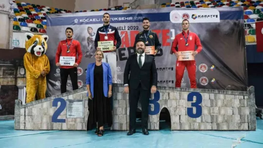 Karatede şampiyonlar madalyalarını aldı