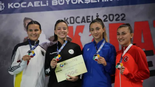 Karatede şampiyonlar madalyalarını aldı