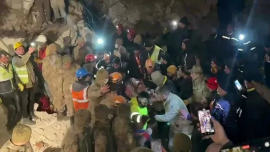 72 yaşındaki emekli öğretmen 113 saat enkazdan sağ kurtarıldı
