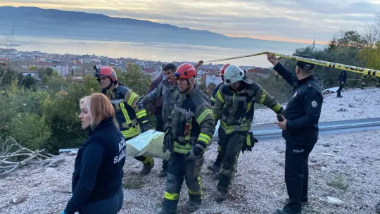 75 metre sürüklenen kamyon yeşillik alana devrildi: 1 ölü, 1 yaralı