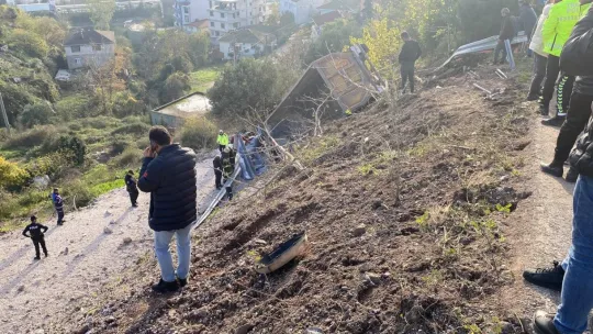 75 metre sürüklenen kamyon yeşillik alana devrildi: 1 ölü, 1 yaralı