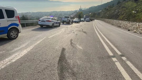 75 metre sürüklenen kamyon yeşillik alana devrildi: 1 ölü, 1 yaralı