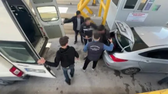 8 ilde göçmen kaçakçılarına operasyon: Elbise dolabından çıktılar