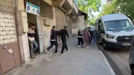8 ilde göçmen kaçakçılarına operasyon: Elbise dolabından çıktılar