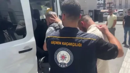 8 ilde göçmen kaçakçılarına operasyon: Elbise dolabından çıktılar