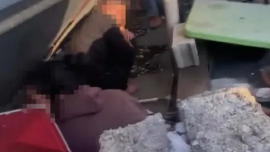 8 ilde göçmen kaçakçılarına operasyon: Elbise dolabından çıktılar