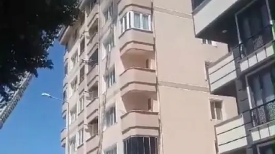 8 katlı apartmanda yangın paniği!