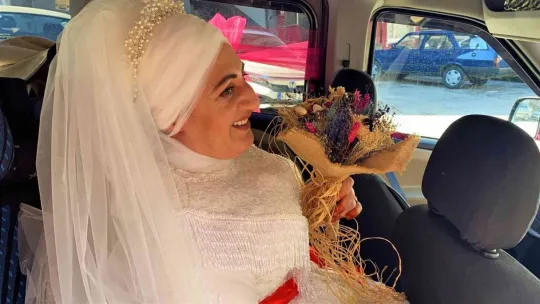 8 torun, 4 çocuk sahibi çift yeniden gelinlik ve damatlık giydi
