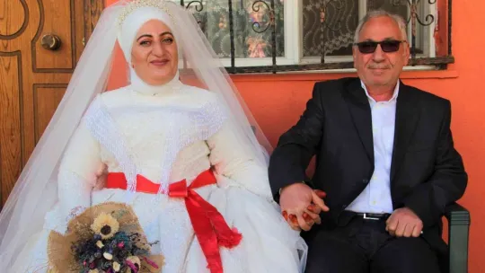 8 torun, 4 çocuk sahibi çift yeniden gelinlik ve damatlık giydi