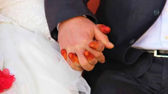 8 torun, 4 çocuk sahibi çift yeniden gelinlik ve damatlık giydi