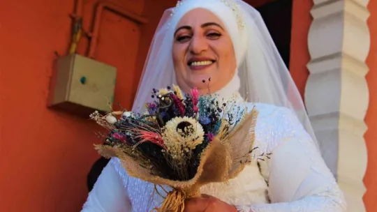 8 torun, 4 çocuk sahibi çift yeniden gelinlik ve damatlık giydi