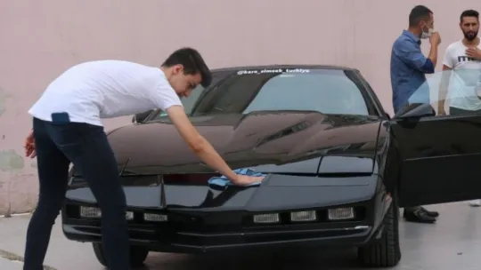 80'lerin efsanesi konuşan araba Kitt'i Türkiye'de!