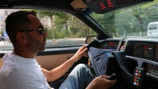 80'lerin efsanesi konuşan araba Kitt'i Türkiye'de!