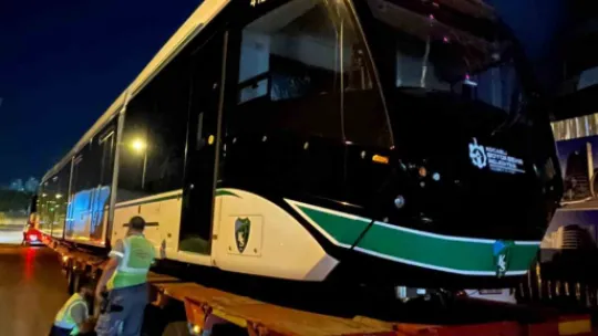 9. tramvay raylara indi, son araç yolda