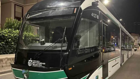 9. tramvay raylara indi, son araç yolda