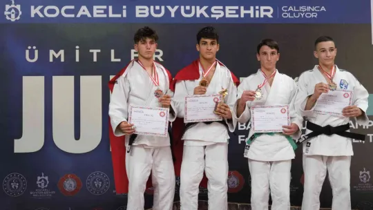 9 ülkeden 259 sporcu kozlarını Kocaeli'de paylaşıyor
