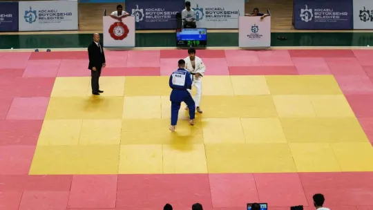 9 ülkeden 259 sporcu kozlarını Kocaeli'de paylaşıyor